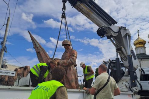 В Ирпене демонтировали памятник советскому солдату