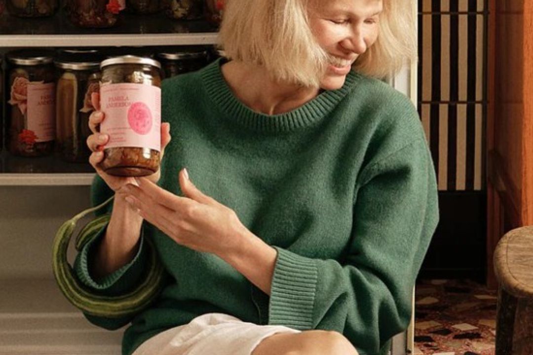 Памела Андерсон випустила мариновані огірки на підтримку центру дикої природи