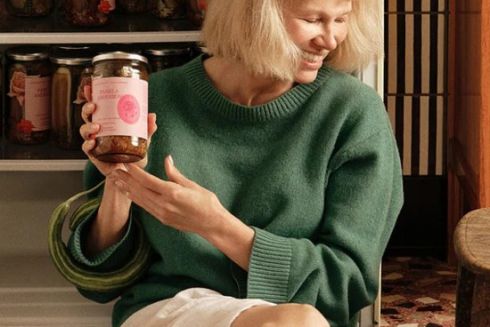 Памела Андерсон випустила мариновані огірки на підтримку центру дикої природи