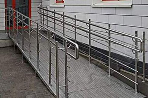 У Києві цього року у майже 400 будинках встановлять пандуси: за якими адресами