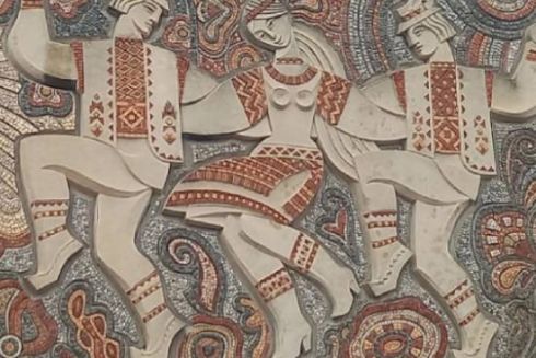 В Євпаторії росіяни знищують мозаїчне панно із етнічними українськими мотивами