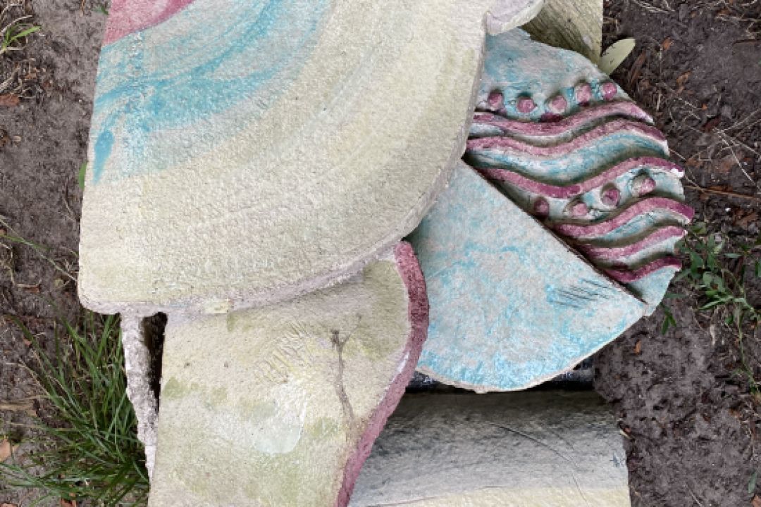 На Берестейському проспекті знайшли викинуте з бібліотеки керамічне панно