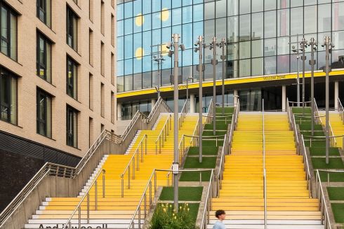 Pantone пофарбував сходи у 58 відтінків жовтого &mdash; на честь хіта Coldplay