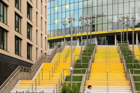 Pantone пофарбував сходи у 58 відтінків жовтого &mdash; на честь хіта Coldplay