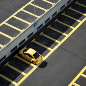 В Україні хочуть облаштовувати парковки на дахах громадських будівель і ТРЦ
