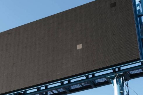 На Київщині демонтують незаконні рекламні щити. З них робитимуть укріплення для барикад