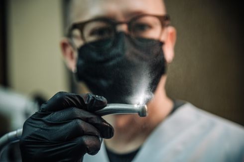 Як київський стоматолог та його клініка безкоштовно лікують військових