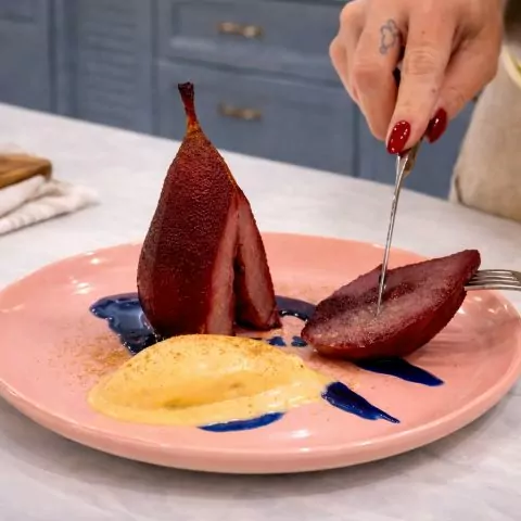 Груші у вині: як перетворити глінтвейн на десерт