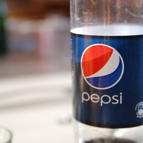 Pepsi, Coca-Cola и другие крупные компании обвиняют во лжи о переработке пластика