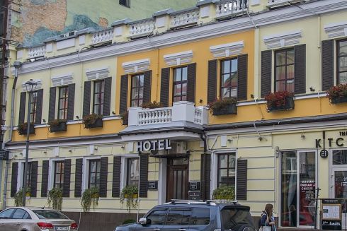 Житловий будинок із крамницями на Подолі вимагають зберегти через суд