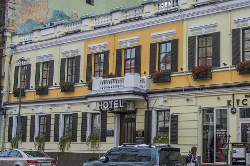 Житловий будинок із крамницями на Подолі вимагають зберегти через суд