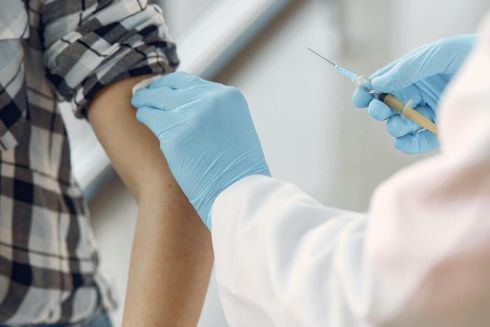 Вторую бустерную дозу вакцины от коронавируса разрешили делать всем