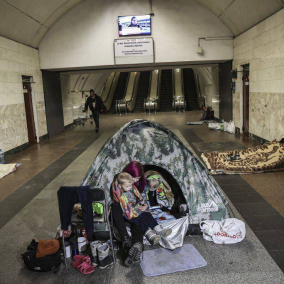 Дом, транспорт, бомбоубежище: киевское метро во время войны в фотографиях