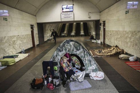 Дом, транспорт, бомбоубежище: киевское метро во время войны в фотографиях