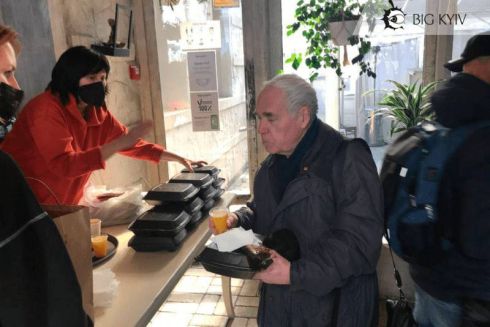Фото дня: У Києві працює безкоштовний ресторан “Паляниця”