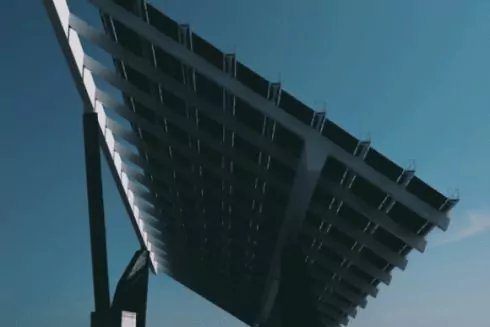 У Києві з'явилися зупинки, енергію для освітлення яких виробляють сонячні батареї