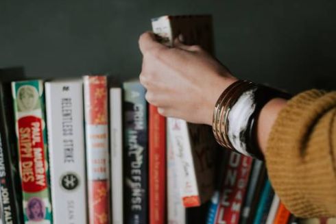 Київські книгарні назвали бестселери 2023 року: які книги купували найчастіше