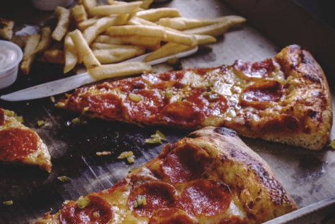 На Крещатике открылся бар «Расколбас» с пиццей и креветками по 29 грн