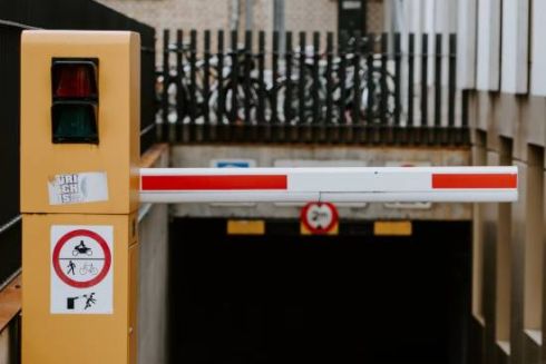 Кияни вимагають ліквідувати незаконні шлагбауми і парковки у місті: петиція