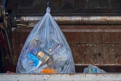 В Украине начали производить полностью разлагаемые мусорные пакеты