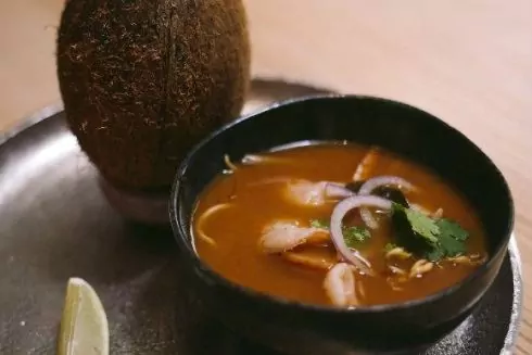 Біля Палацу Україна відкрився азіатський ресторан, де подяють морозиво з карі