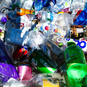 У Києві збирають пластикові пляшки для екоперформансу