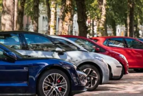 Жителі Русанівки вимагають збільшити кількість доступних для паркування місць