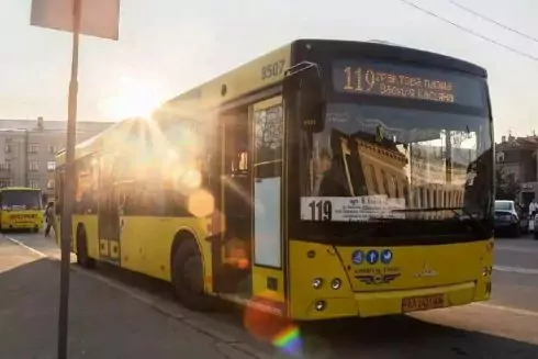 Наземний транспорт у Києві також скорочує графік роботи до 25 серпня