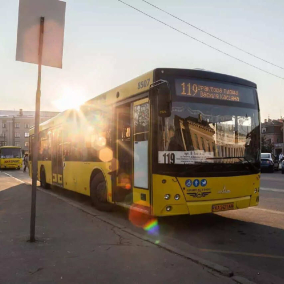 Створили петицію про скасування зупинки громадського транспорту під час тривог у Києві