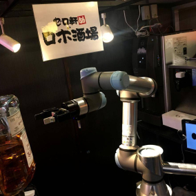 В японском пабе появился робот-бармен
