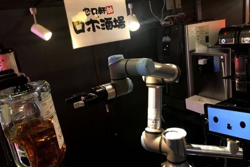 У японському пабі з'явився робот-бармен