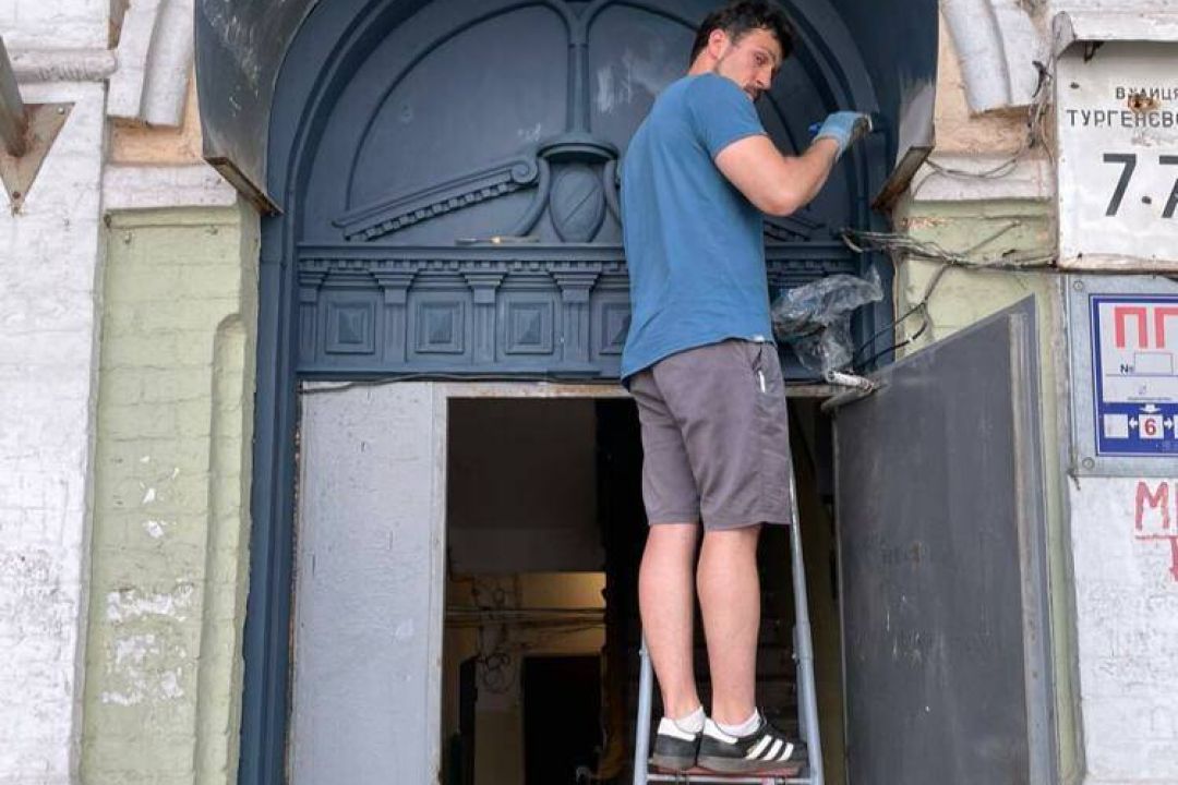 Історія киянина, який власноруч відновлює старовинні двері в місті
