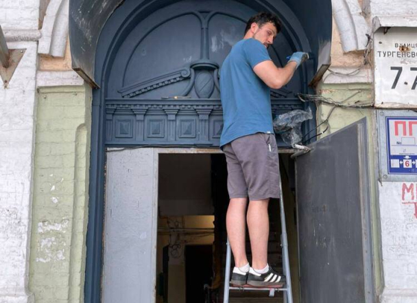 Історія киянина, який власноруч відновлює старовинні двері в місті