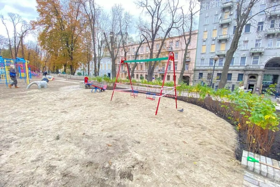 Вирву від обстрілів у парку Шевченка засипали піском. Там встановили нові гойдалки