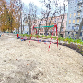 Вирву від обстрілів у парку Шевченка засипали піском. Там встановили нові гойдалки