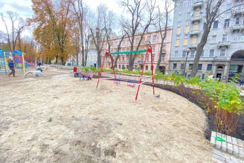 Вырву от обстрелов в парке Шевченко засыпали песком. Там установили новые качели