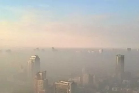 Київ затягнуло димом: мешканцям радять зачинити вікна через торф&rsquo;яну пожежу