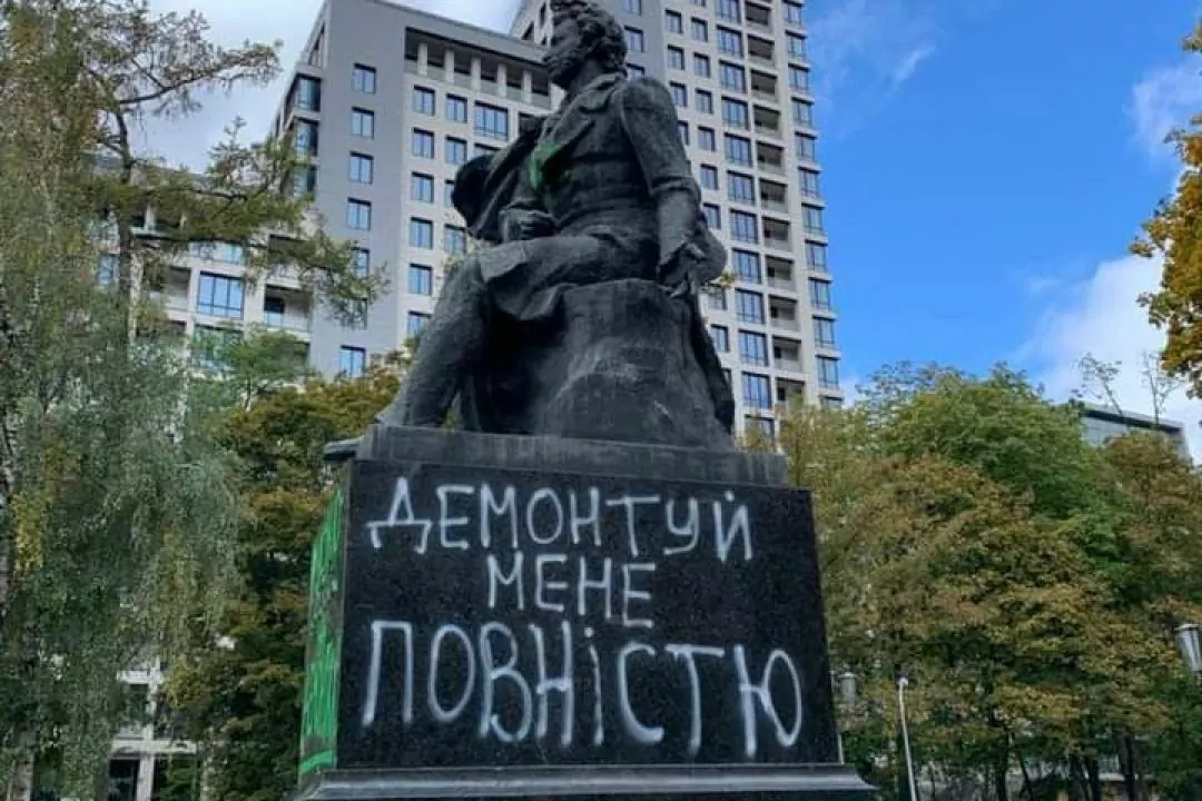 Які пам'ятники у Києві треба знести: містян просять подавати пропозиції