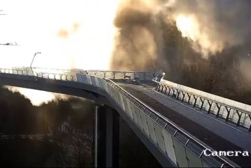 Видео: «Стеклянный» мост уцелел после ударов