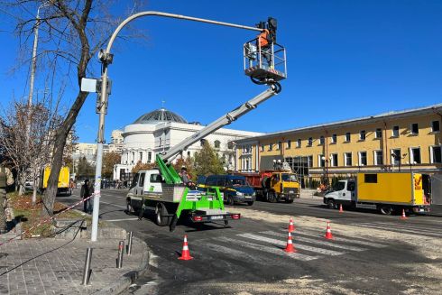 На бульварі Шевченка ремонтують дороги, скляний міст закрили – ОП