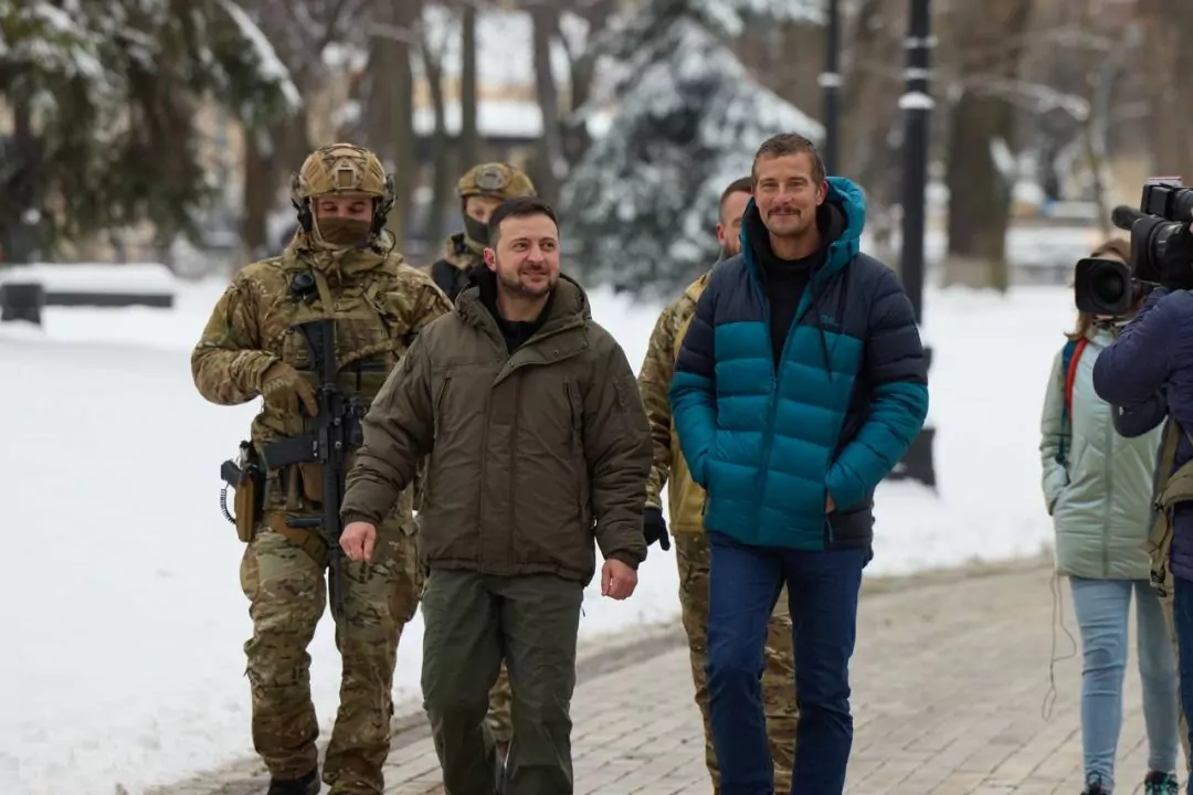 Британский путешественник Беар Гриллс представил фильм о поездке в Украину во время войны