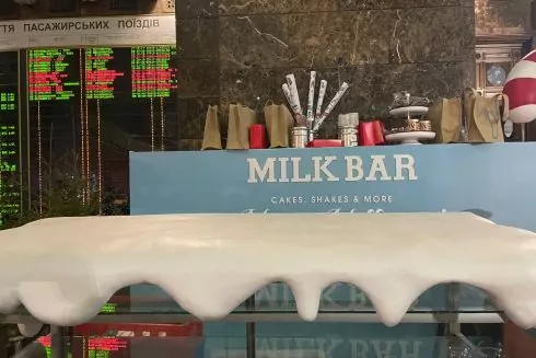 Milk bar и Idealist открылись на железнодорожном вокзале