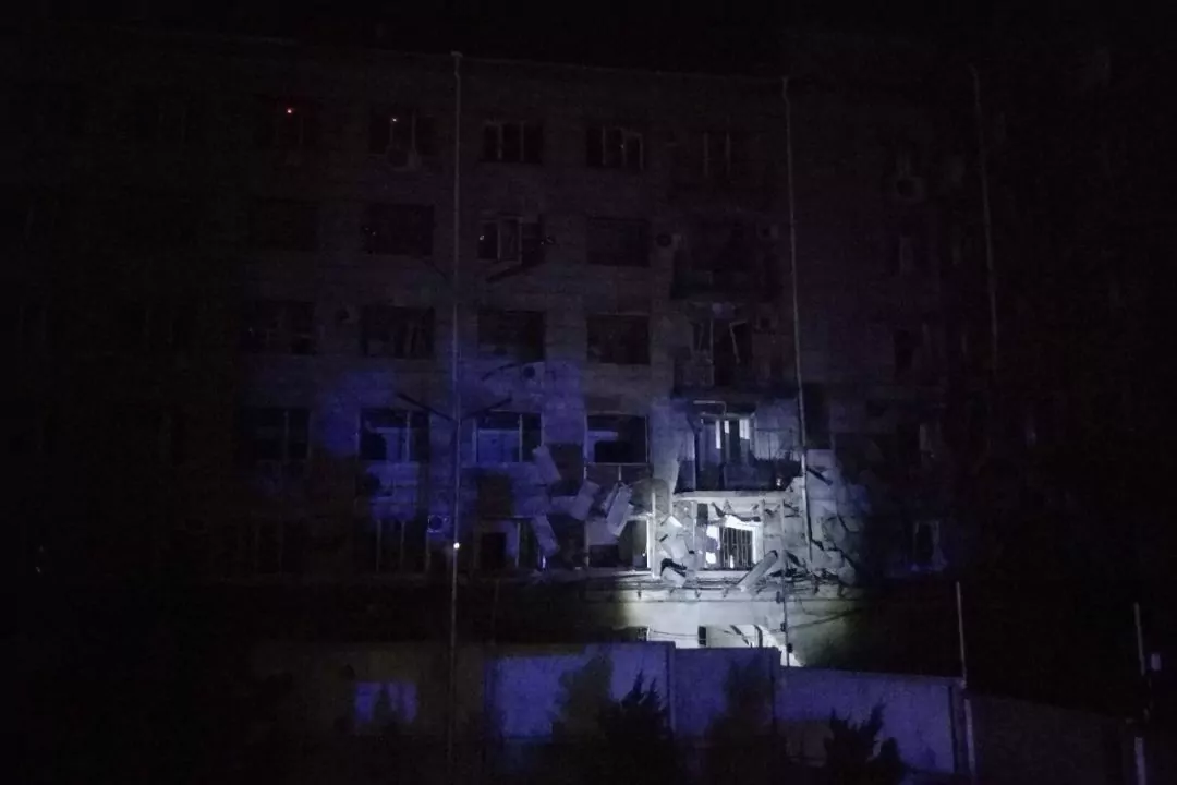 В результате ночной атаки Киева дронами повреждено админздание и жилой дом в Голосеевском районе: фото