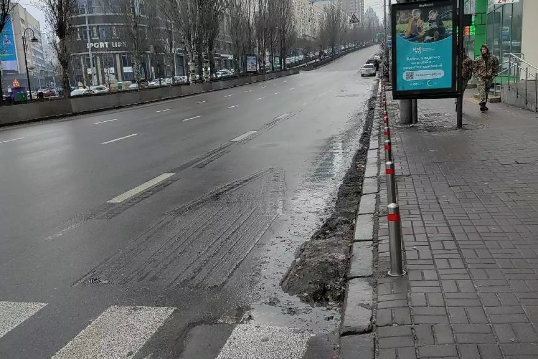 На бульваре Леси Украинки коммунальщики ликвидировали полосу общественного транспорта, чтобы сделать парковку