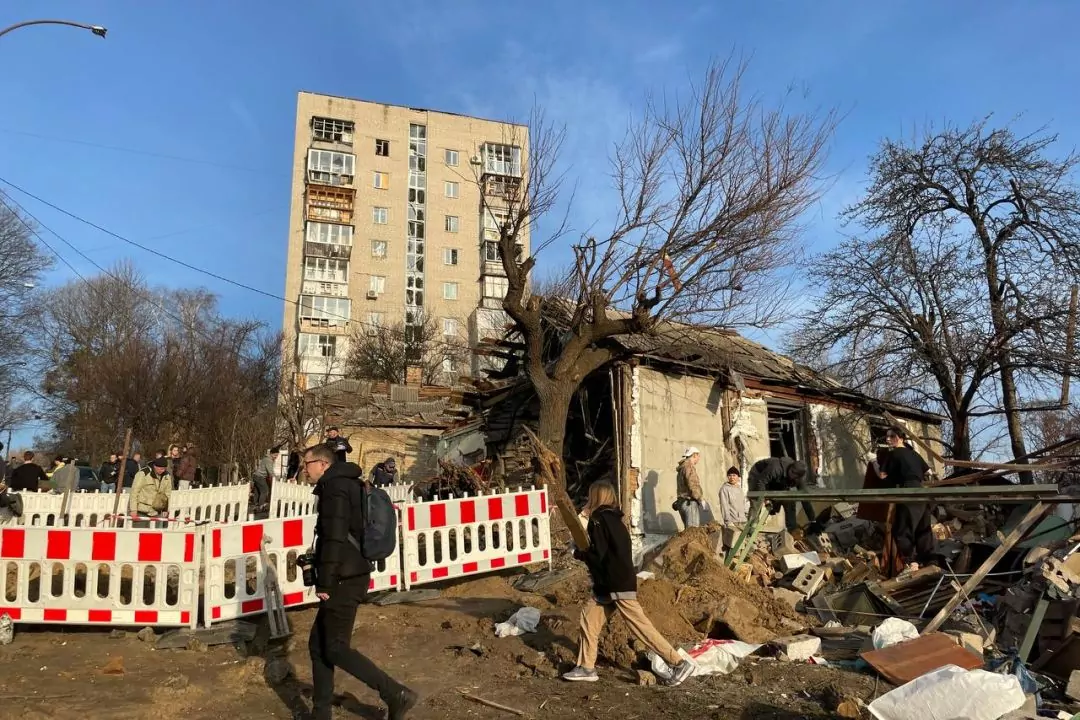 Фото: Кияни організували толоку у Протасовому яру, щоб прибрати наслідки обстрілу