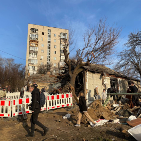 Фото: Кияни організували толоку у Протасовому яру, щоб прибрати наслідки обстрілу