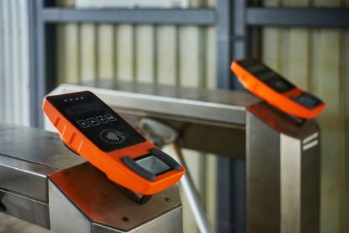 На 17 станциях кольцевой электрички теперь можно рассчитаться картой