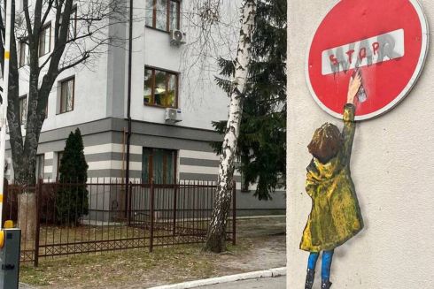 У Бучі з'явилось графіті від італійського стріт-арт художника TvBoy