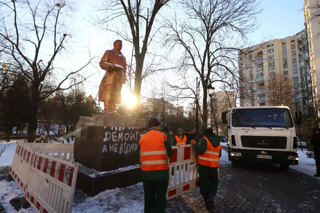 Фото: В Киеве демонтировали памятник советскому летчику Чкалову