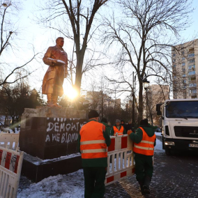 Фото: У Києві демонтували пам'ятник радянському льотчику Чкалову